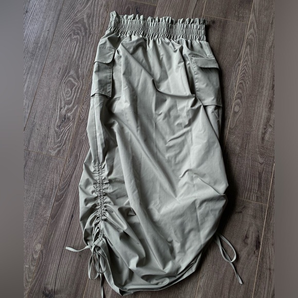 3/$30 SHEIN army green cargo skirt w/ side pockets - Picture 2 of 9